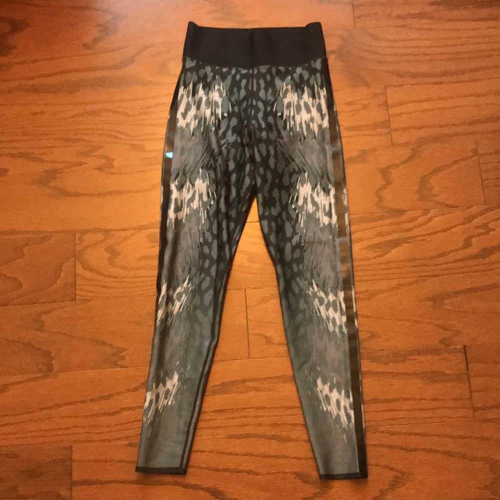 Ultracor ocelot grey and black leggings S